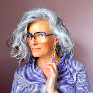 coupe rajeunissante cheveux gris lunettes a grosse amonture