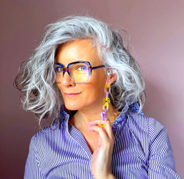 coupe rajeunissante cheveux gris lunettes a grosse amonture