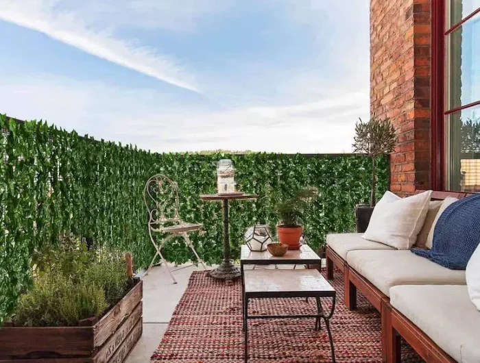creation mur vegetal exterieur supports en metal sur une terrasse au canape blanc