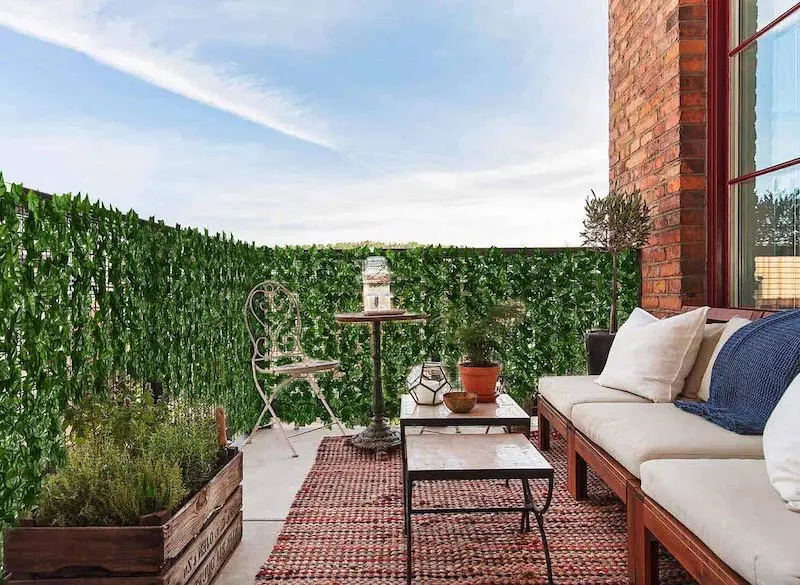 creation mur vegetal exterieur supports en metal sur une terrasse au canape blanc
