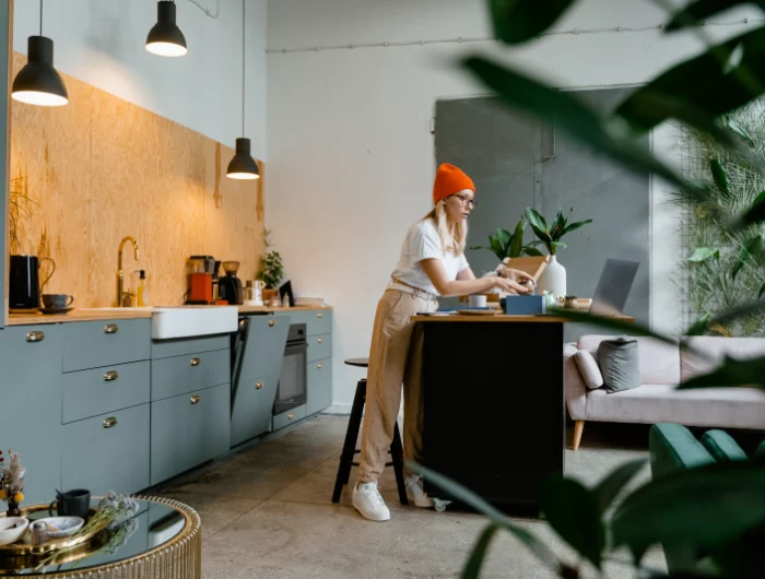 cuisine provencal moderne loft avec du vert une femme qui utilise la suisine