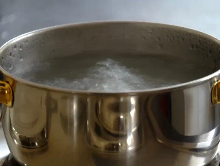 deboucher canalisation eau bouillante methode assainissement évier