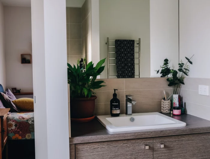 deco petite salle de bain avec fenetre plante verte meuble bois