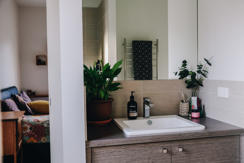 deco petite salle de bain avec fenetre plante verte meuble bois