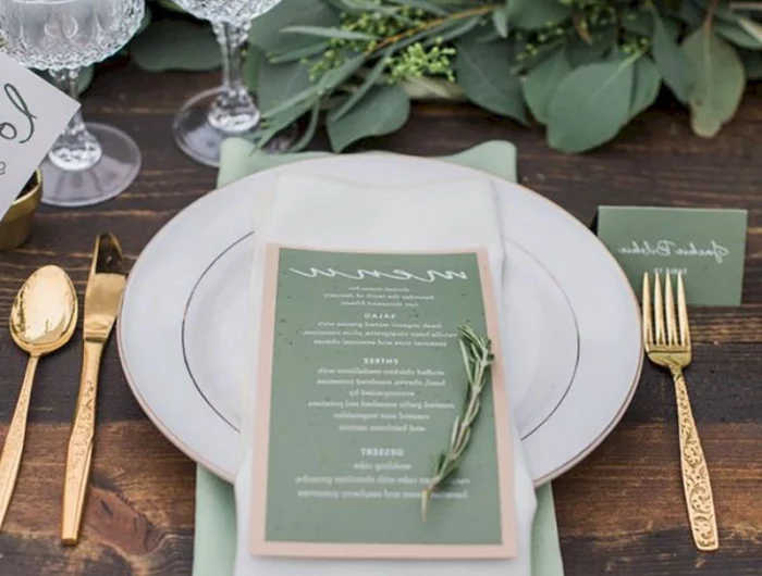 decoration sauge vert mariage table de mariage avec fleurs assiettes et couverts