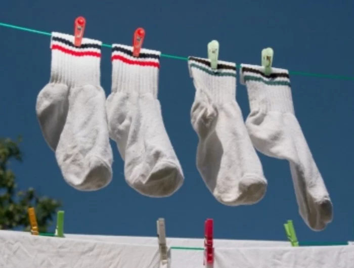 des chaussettes qui sechent au soleil