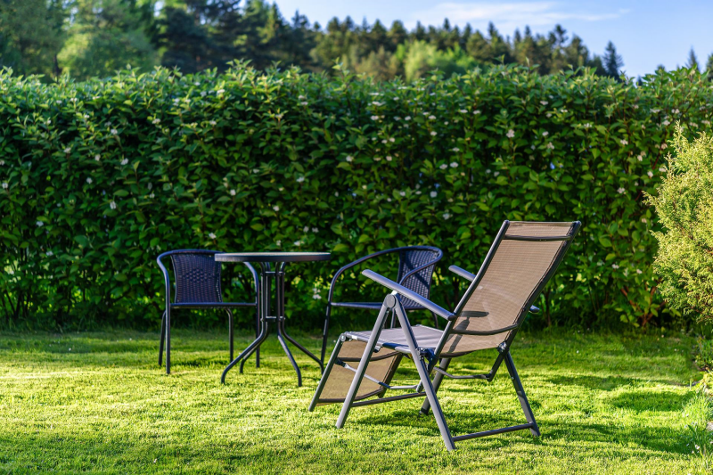 entretien pelouse fertilisant naturel salon de jardin chaise table ronde