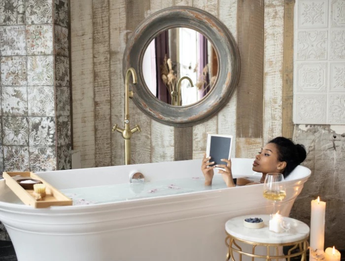femme baignoire blanche miroir vintage bois gris murs