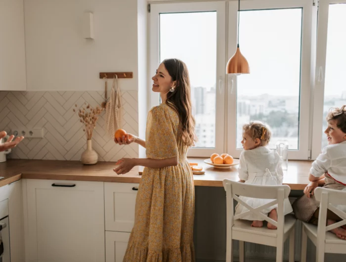 femme et endants dans une cuisine provencqle avec decoration epuree