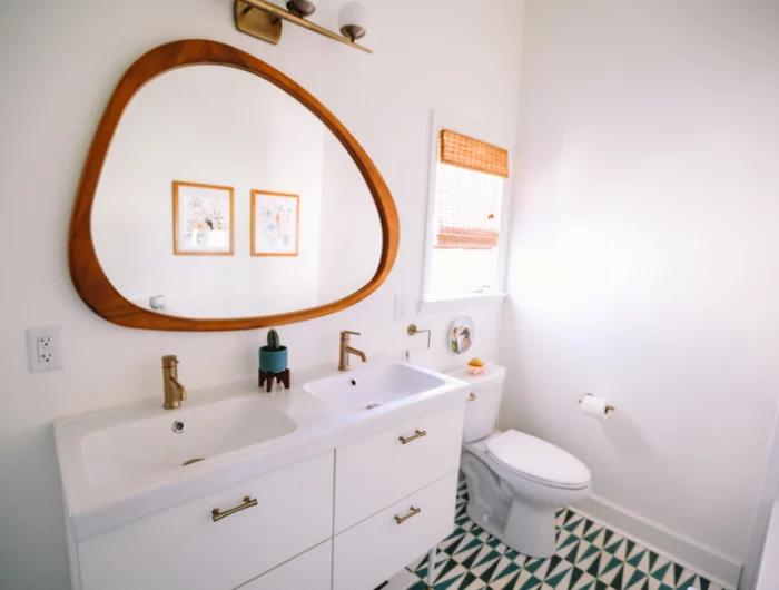 forme miroir geometrique cadre bois deco petite salle de bain