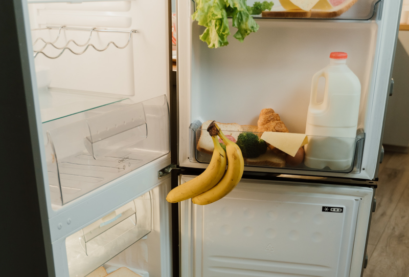 frigo vide conservation banane bouteuille lait porte frigo ouverte