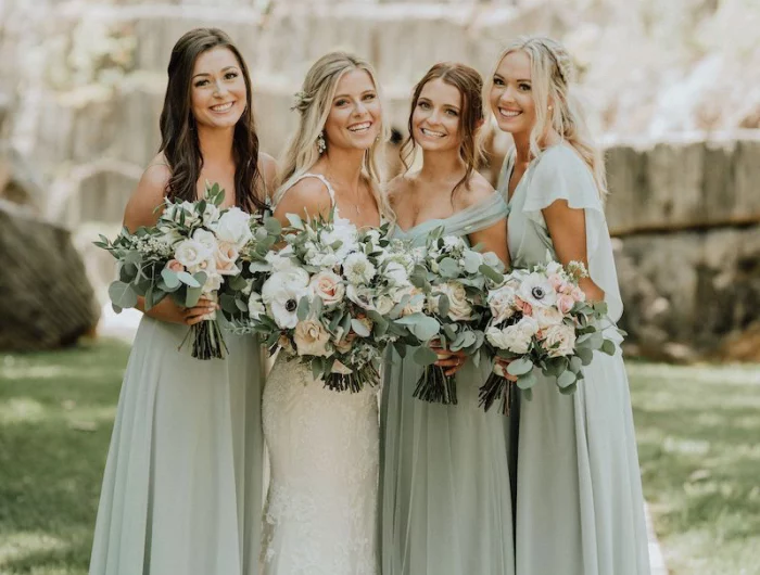 inspiration vert sauge mariage femmes avec des robes et bouquets en vert sauge