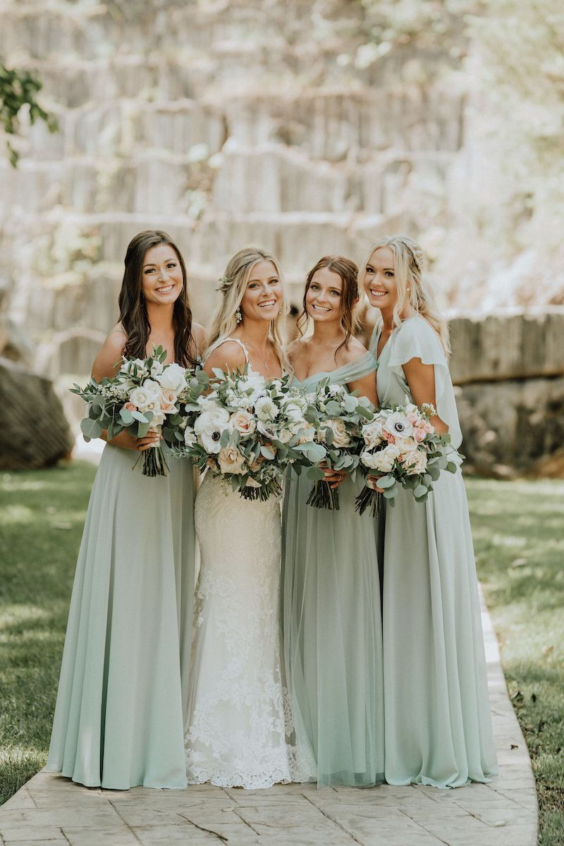 inspiration vert sauge mariage femmes avec des robes et bouquets en vert sauge