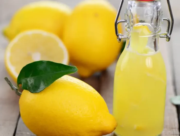 invasion de chardons jus de citron a cote de deux fruits