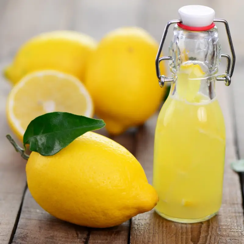 invasion de chardons jus de citron a cote de deux fruits