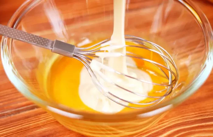 lait concentre jaunes d oeuf bol fouet preparation creme dessert