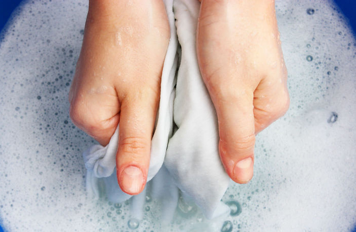 lavage chaussettes à la main pour les blanchir