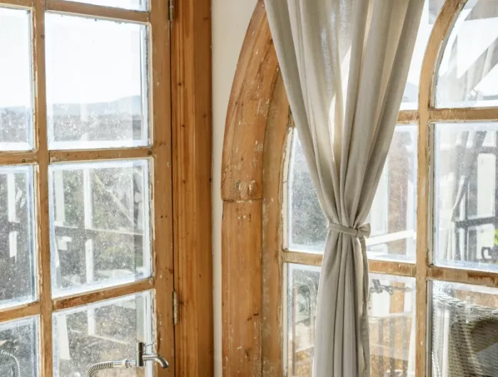 miroir bois style salle de bain rustique avec baignoire rideaux
