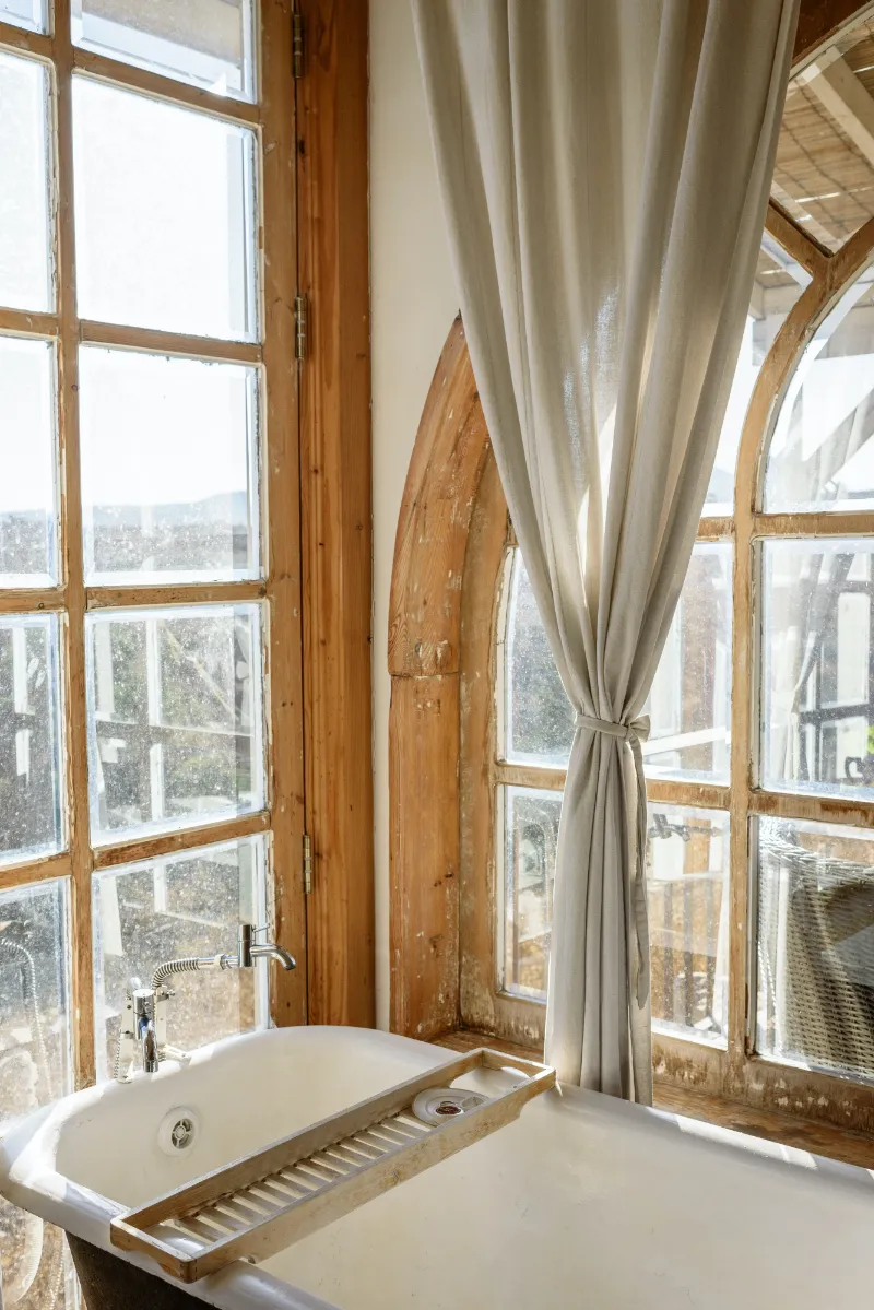 miroir bois style salle de bain rustique avec baignoire rideaux