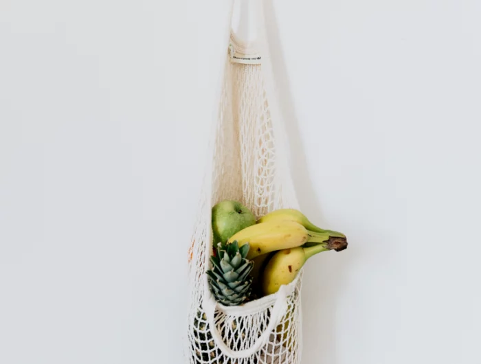 mur blanc suspendre fruits sac tresse banane ananas