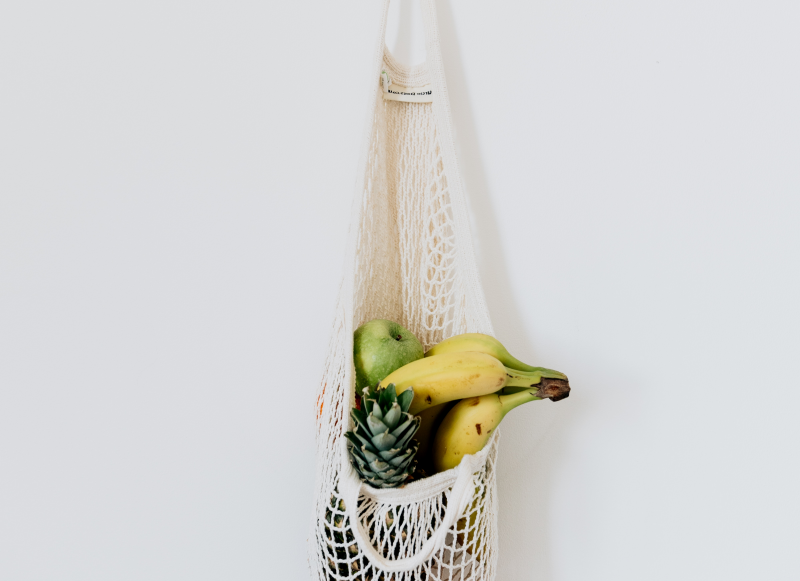 mur blanc suspendre fruits sac tresse banane ananas