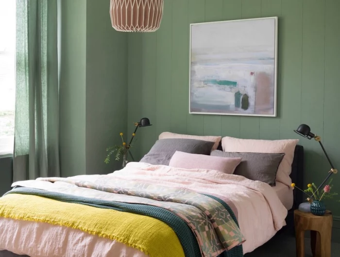 mur vert sage une chambre a couche dans les couleurs vert sauge et rose