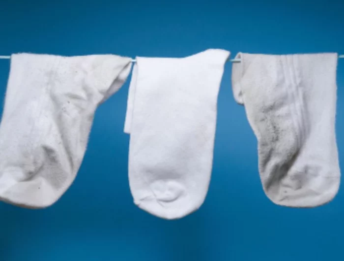 netooyage des chaussettes ecologique trois chaussettes blanches sur fond blue