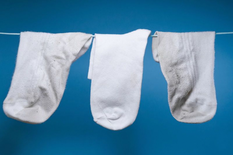 Comment blanchir des chaussettes avec du bicarbonate et d’autres produits magiques