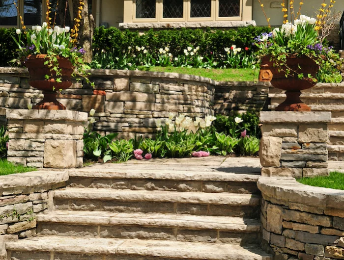 nettoyage dalle terrasse pierre une terrasse en pierres naturelles avec des pots de fleurs autour