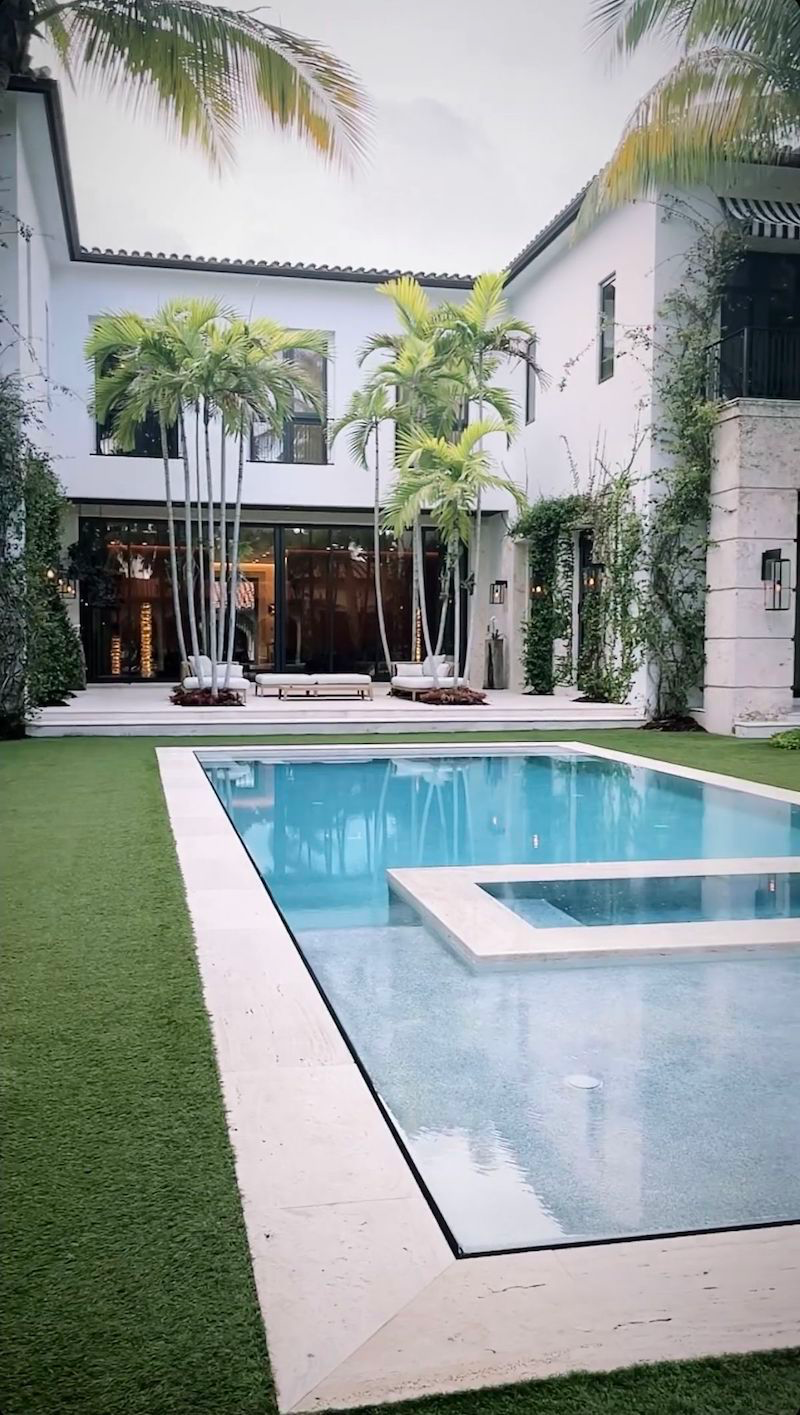 nettoyage terrasse béton espace enn beton a cote d une piscine dans un jardin