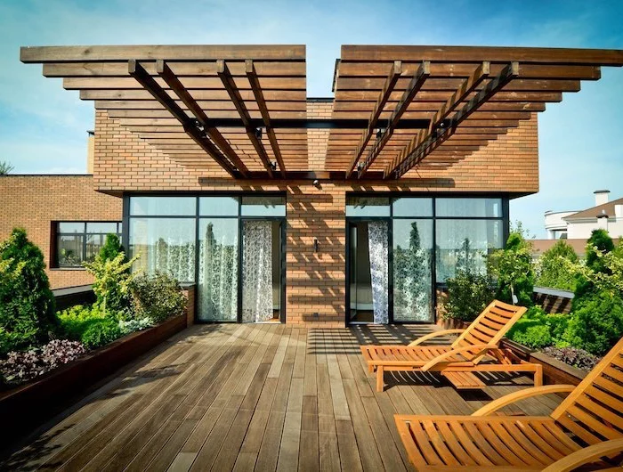 nettoyage terrasse bois savon noir terrasse en bois design moderne avec des chaises en bois et petit jardin