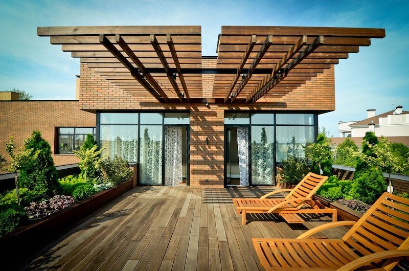 nettoyage terrasse bois savon noir terrasse en bois design moderne avec des chaises en bois et petit jardin