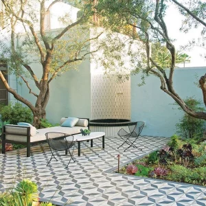 nettoyage terrasse carrelage une terrasse design avec du carlegae graphique des arbres une table et des chaises