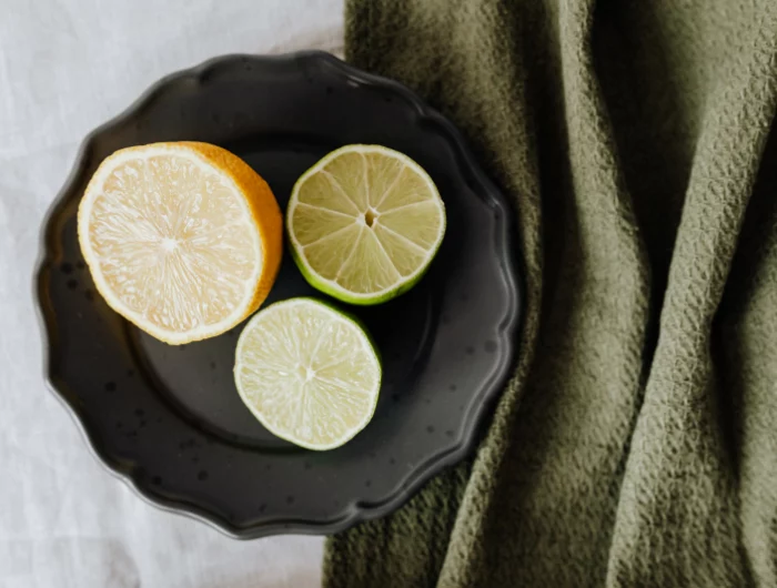 nettoyer vitre avec citron demi agrume assiette noire citorn vert