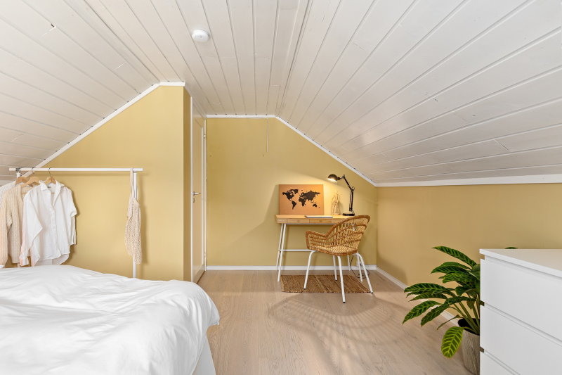 peinture jaune plafond blanc commode sans poignees deco chambre adulte 2022