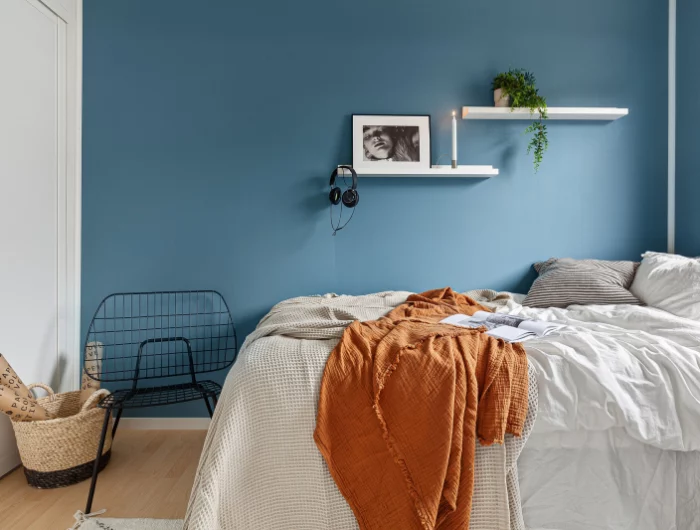 peinture murale bleue etagere blanche tendance chambre à coucher 2022