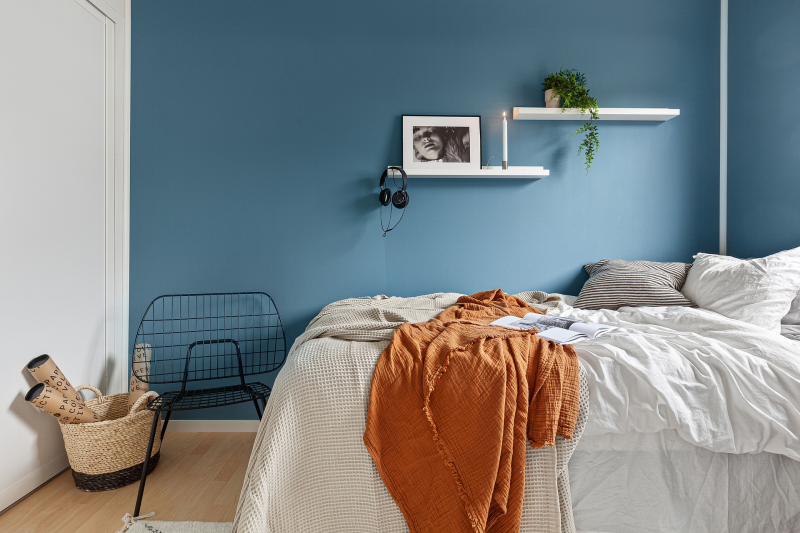 peinture murale bleue etagere blanche tendance chambre à coucher 2022