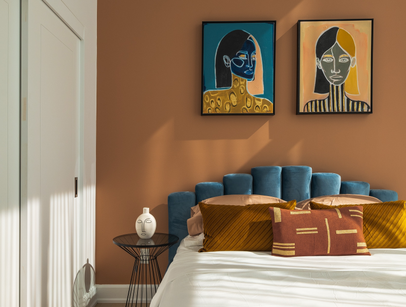 peinture terracotta tete de lit velours bleue tendance déco 2022 chambre