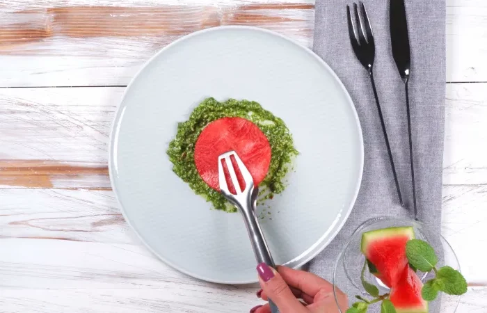 placer la tranche de pasteque dessus le pesto roquette maison idée de salade originale