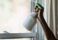 Nettoyer les vitres sans traces au soleil : techniques et produits à utiliser