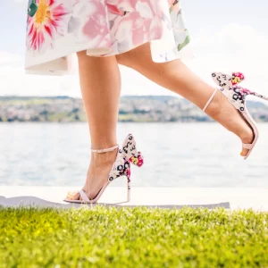 quelle chaussure avec une robe d'été motifs tendance fleurs