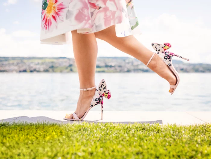 quelle chaussure avec une robe d'été motifs tendance fleurs