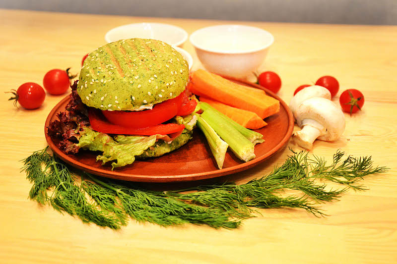 vegan burger mit rohem gemüse