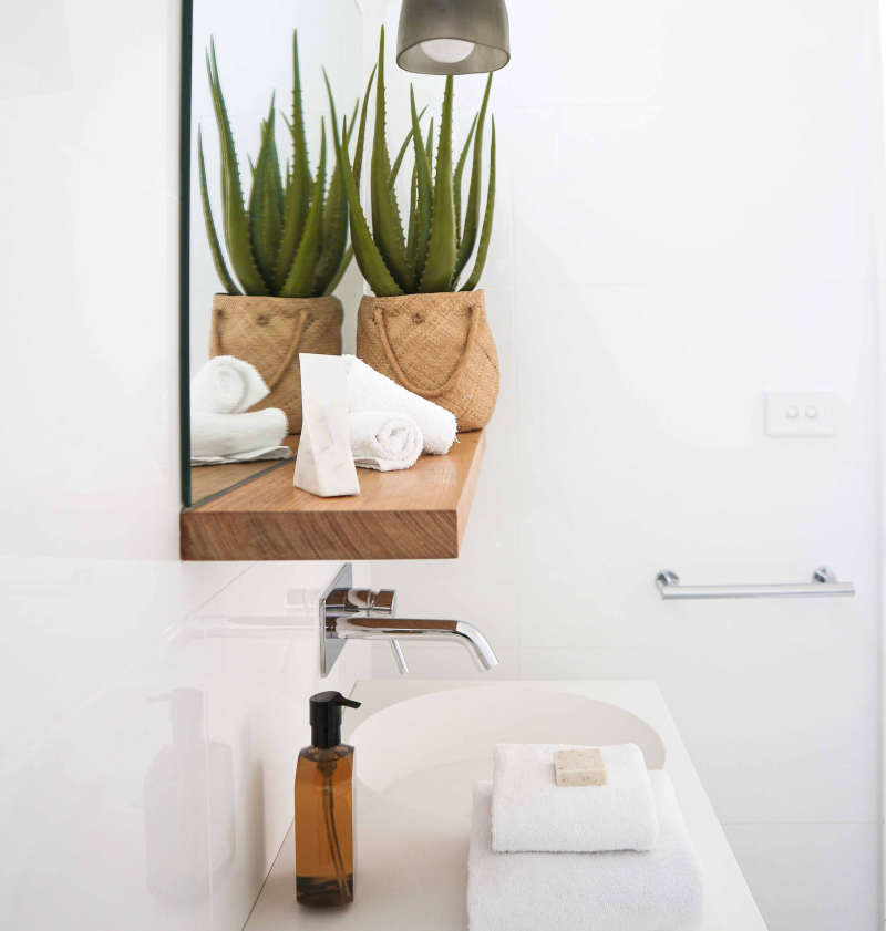 rangement salle de bain etagere bois plante verte accessoires de bain