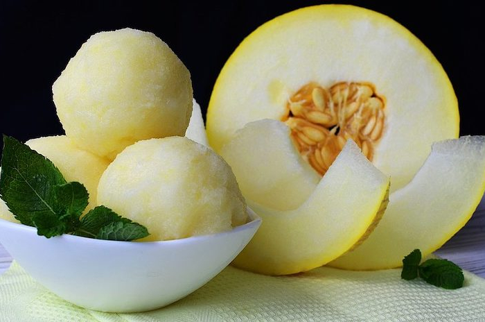 recette pour un sorbet de graines de melon glace feuille de menthe et melon jaune