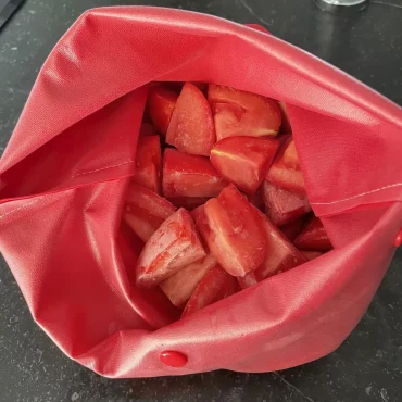 sac de congelation en silicone pleine de tomates coupees