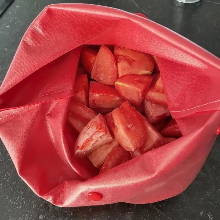 sac de congelation en silicone pleine de tomates coupees