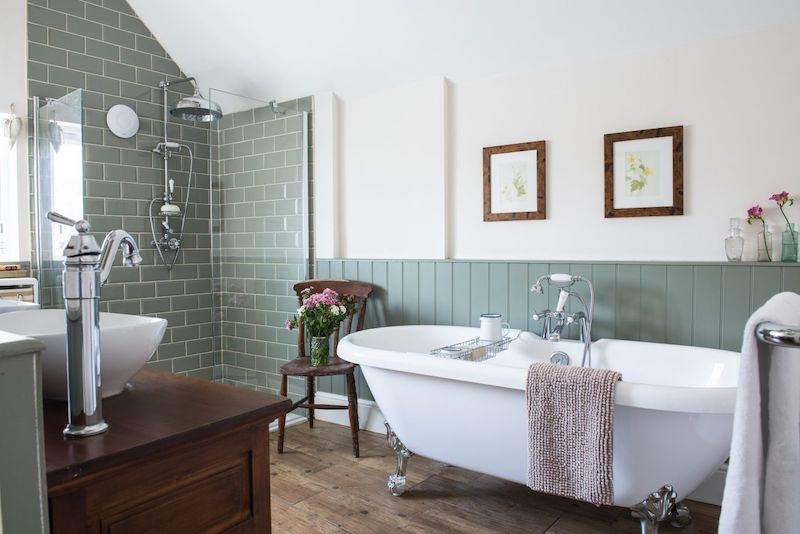 salle de bain vert sauge carrelage vert baignoire blanche et meuble en bois