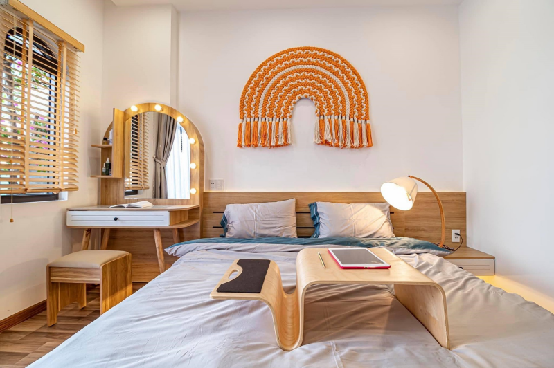 suspension murale couleur orange eclairage miroir led meubles tete de lit bois