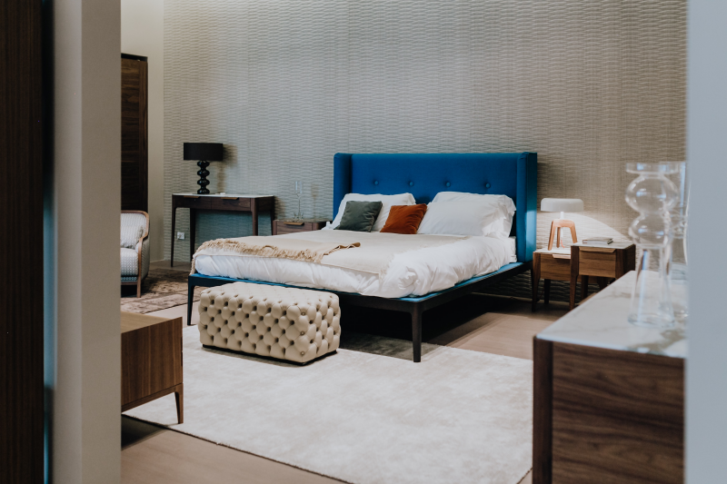 tete de lit bleue velours revetement mural couleurs neutres deco suite parentale